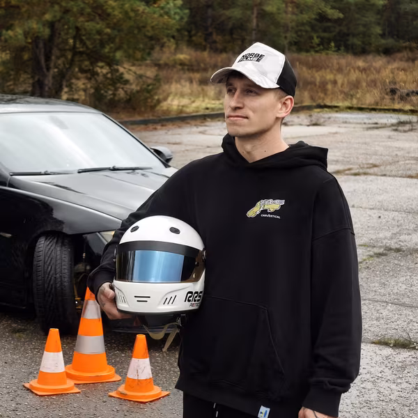 Norbe Daunoravičius prie sportinio automobilio.